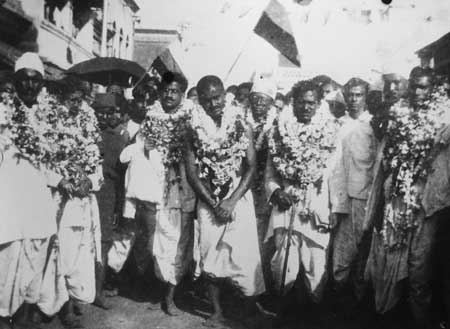 Gopabandhu Chowdhury and other Satyagrahis after their release from jail after Gandhi-Irwin pact, 1931, Cuttack.jpg